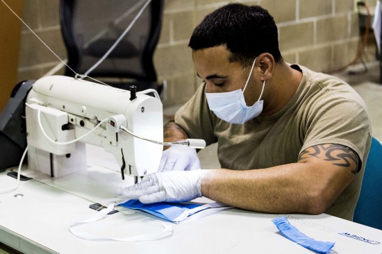 特种兵变缝纫工：美国陆军特种部队开始生产医用口罩