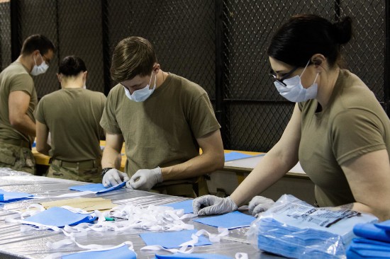 特种兵变缝纫工：美国陆军特种部队开始生产医用口罩