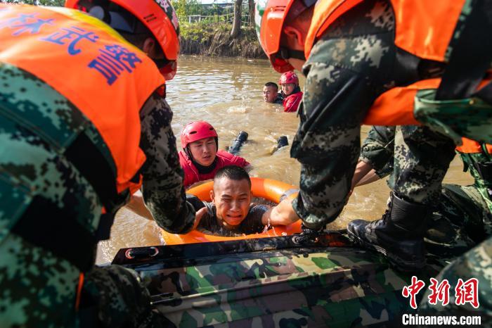 迎全民国家安全教育日 桂林武警官兵组织抗洪救援演练