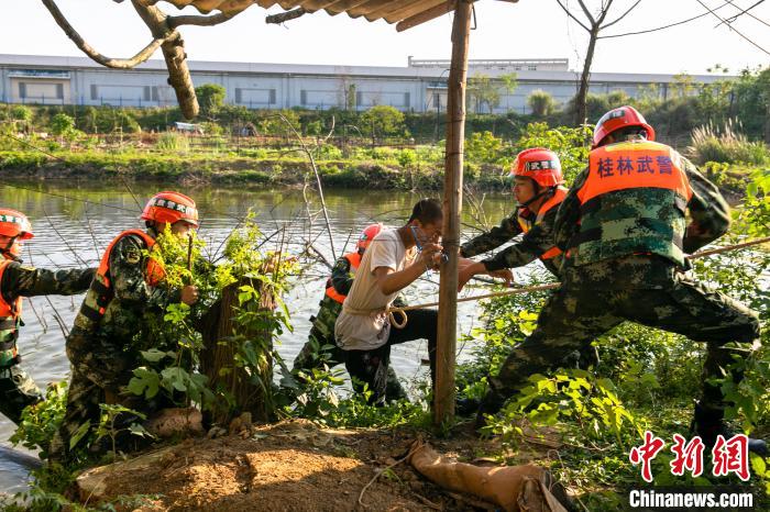 迎全民国家安全教育日 桂林武警官兵组织抗洪救援演练