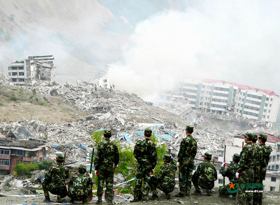 汶川地震12年丨12张图回望那些逆行的军人身影