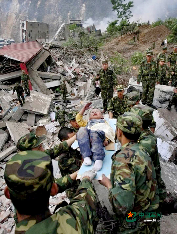 汶川地震12年丨12张图回望那些逆行的军人身影