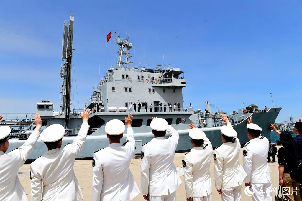 “中华补给第一舰”洪泽湖舰退役移交海军诞生地纪念馆