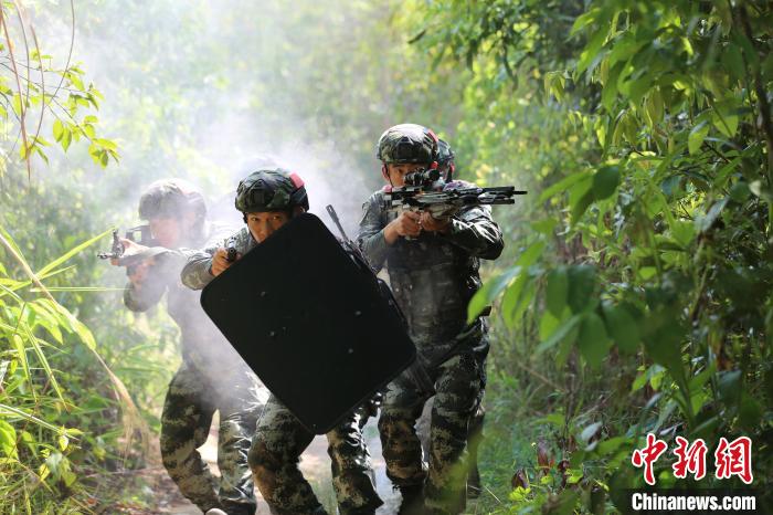 云南武警特战队员热带丛林实战化训练锻造反恐尖兵