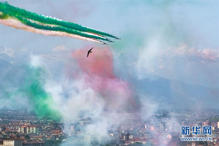 意大利“三色箭”飞行表演队举行飞行表演