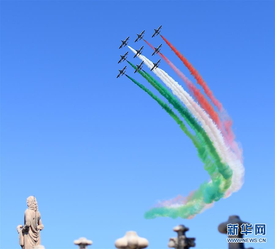 意大利“三色箭”飞行表演队举行飞行表演