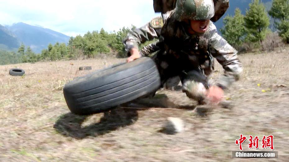 西藏军区边防某团野外驻训部队进行野外极限训练