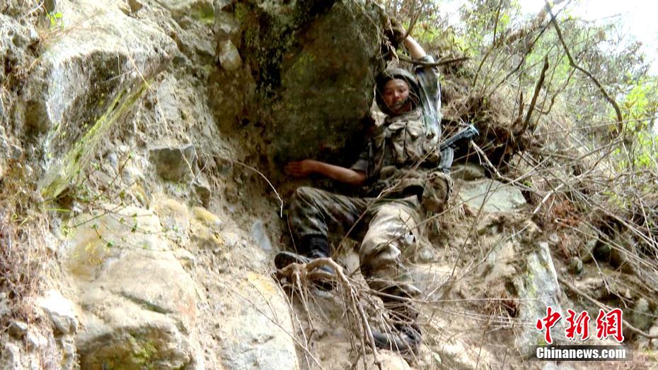 西藏军区边防某团野外驻训部队进行野外极限训练