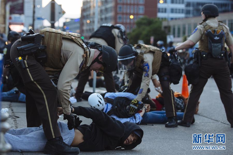 美国明尼阿波利斯的抗议示威活动持续
