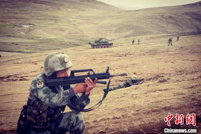 西藏军区某旅步兵营组织步坦协同演练