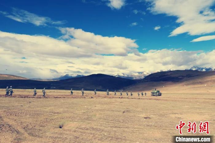 西藏军区某旅步兵营组织步坦协同演练