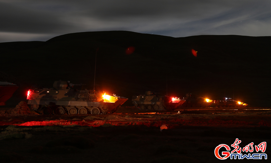 西藏军区某旅坦克夜间射击 场面震撼