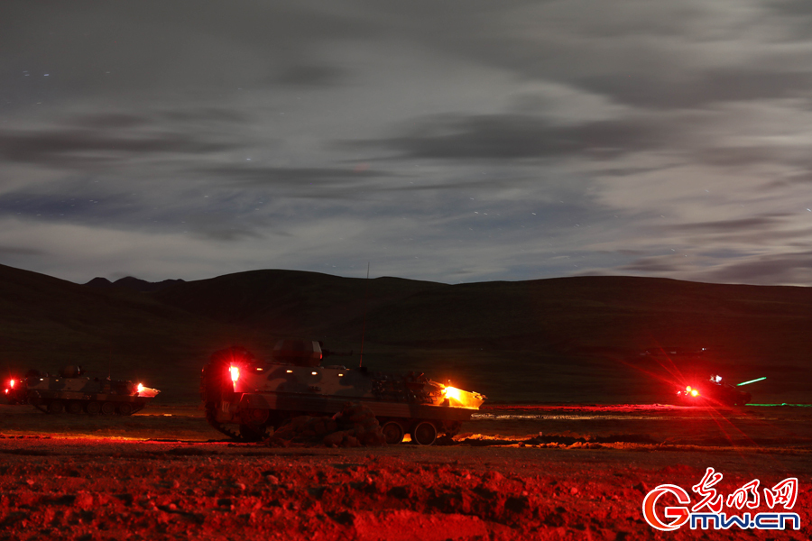 西藏军区某旅坦克夜间射击 场面震撼