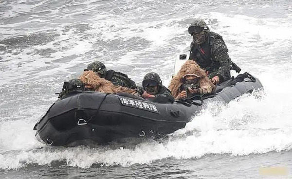 台军快艇倾覆，水深1.5米淹死“海军陆战队”队员