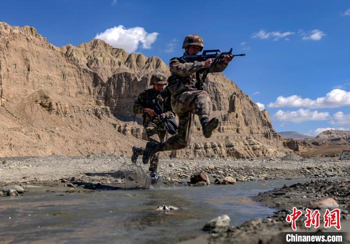 西藏阿里军分区开展实战化演练 锤炼兵力