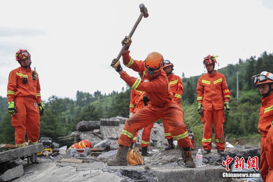 贵州松桃滑坡现场 消防展开全面搜救