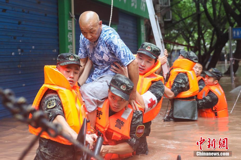 重庆万州暴雨袭城 镜头记录武警官兵救援瞬间