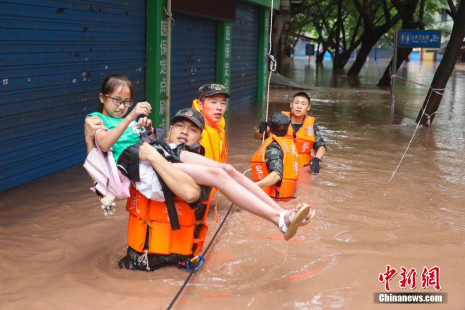 重庆万州暴雨袭城 镜头记录武警官兵救援瞬间