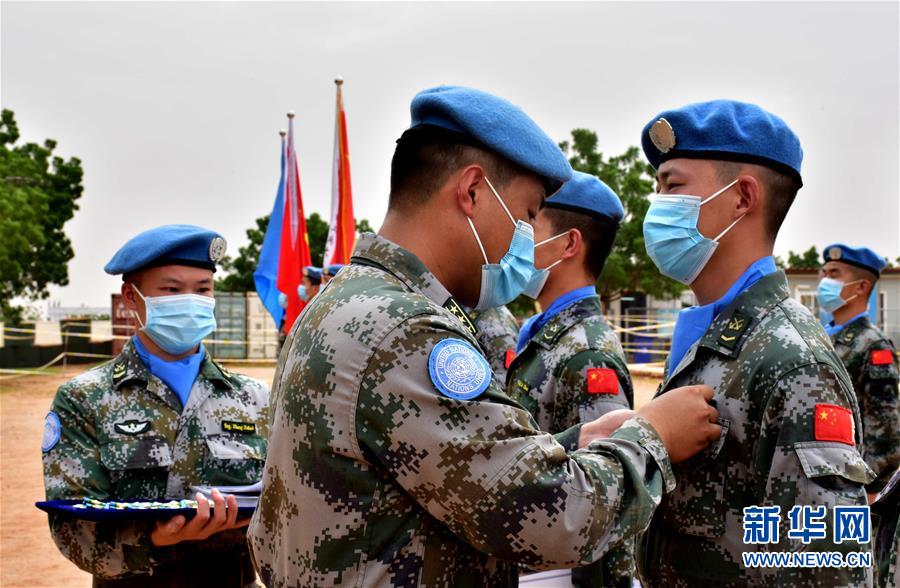 中国第15批赴苏丹达尔富尔维和工兵分队全体官兵荣获联合国“和平荣誉勋章”