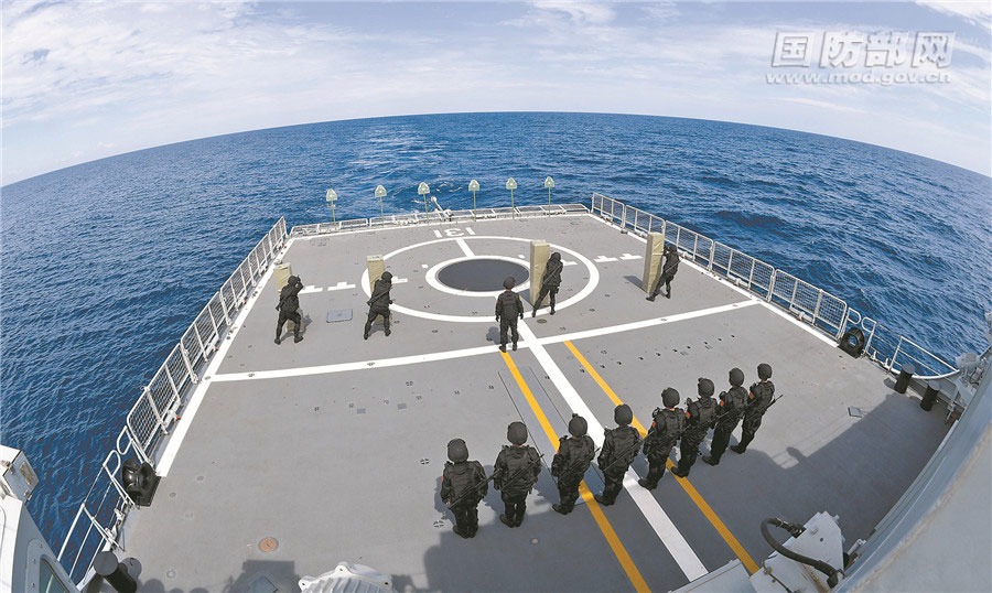 海军第35批护航编队特战队员进行轻武器实弹射击训练
