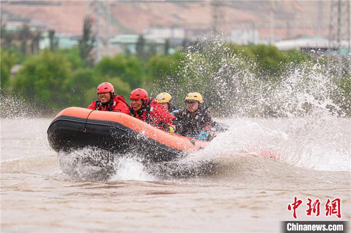 甘肃森林消防员在黄河兰州段开展应急救援演练