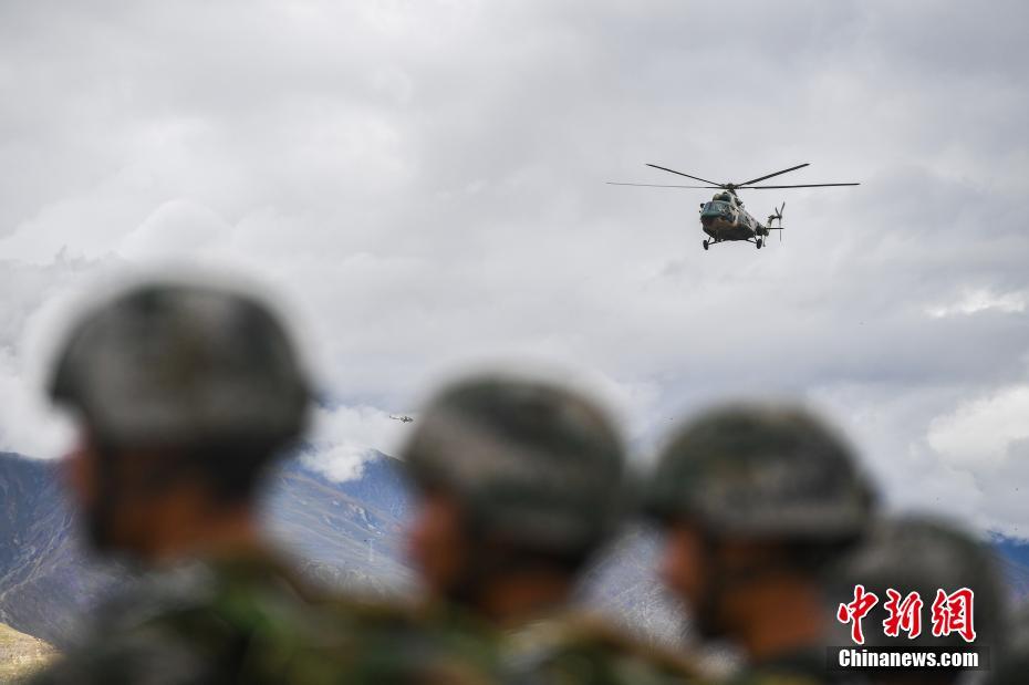 西藏军区某旅首次完成高原携装伞降训练
