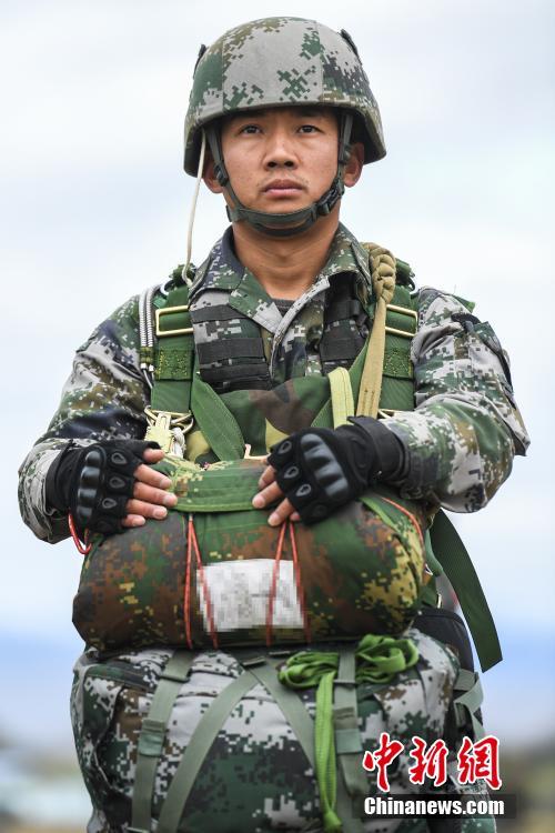 西藏军区某旅首次完成高原携装伞降训练