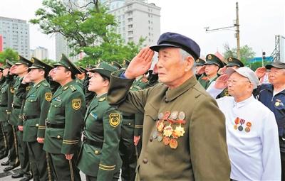 孙景坤老人身穿军装参加活动。