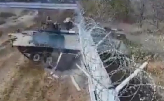 俄士兵被曝醉酒驾驶装甲车闯入机场 直接开车冲破围墙