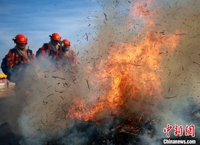 甘肃张掖：祁连山下开展灭火演练 防患于未“燃”