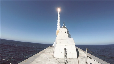 美国海军“朱姆沃尔特”号驱逐舰首舰完成首次导弹垂直发射试验