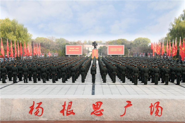 第83集团军某旅举行“特级英雄”杨根思牺牲70周年纪念活动