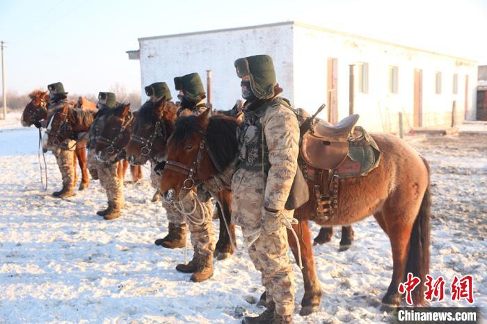 新疆边防官兵零下40℃踏雪巡边