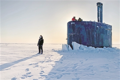 核潜艇破冰上浮
