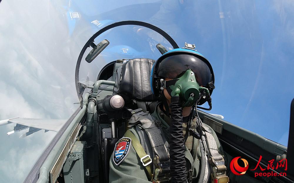 东部战区海军航空兵某旅多课目训练提升飞行员技战术水平
