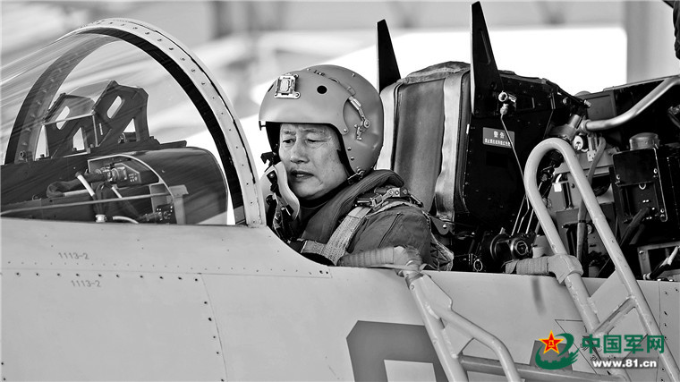 致敬！海军航空兵某旅特级飞行员朱洪波告别战鹰，光荣停飞