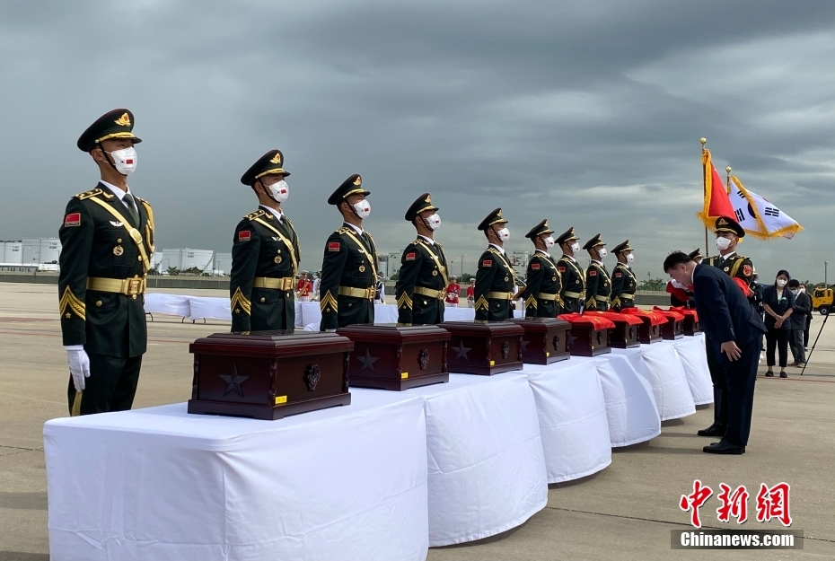 中韓雙方交接第八批在韓中國人民志願軍烈士遺骸