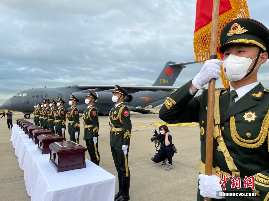 中韓雙方交接第八批在韓中國人民志願軍烈士遺骸