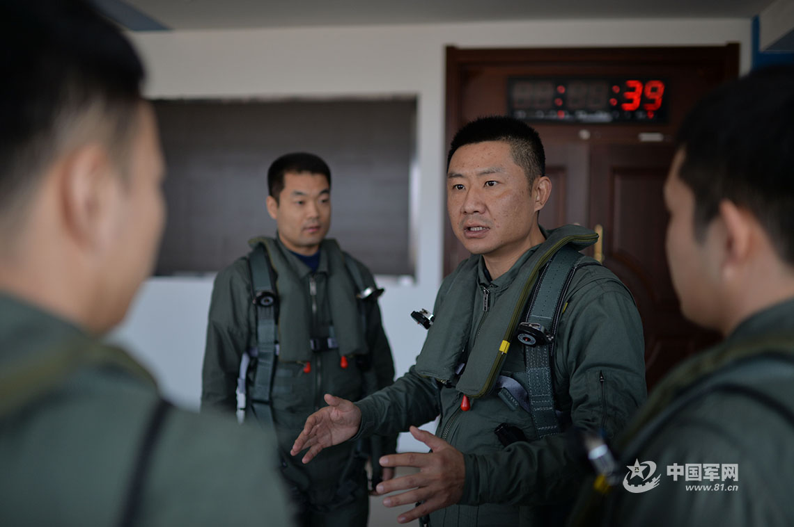 铸长空铁拳当强军先锋走近空军航空兵某旅旅长李凌