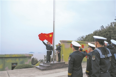 大年初一,东部战区海军某旅披山岛雷达站的官兵们举行升国旗仪式.