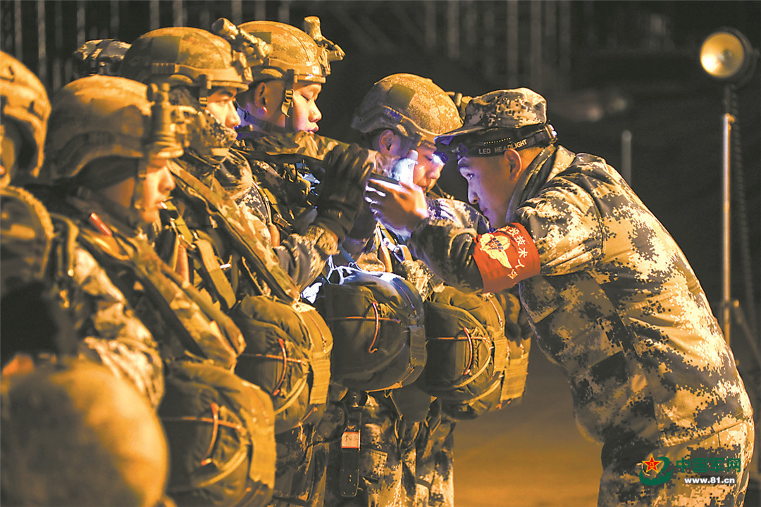 空降兵某旅跨昼夜集群空降战斗演练影像
