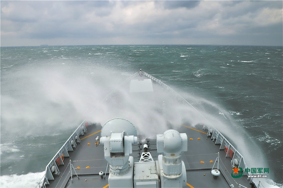 云飞浪卷战舰驰骋直击海军某驱逐舰支队实战化训练