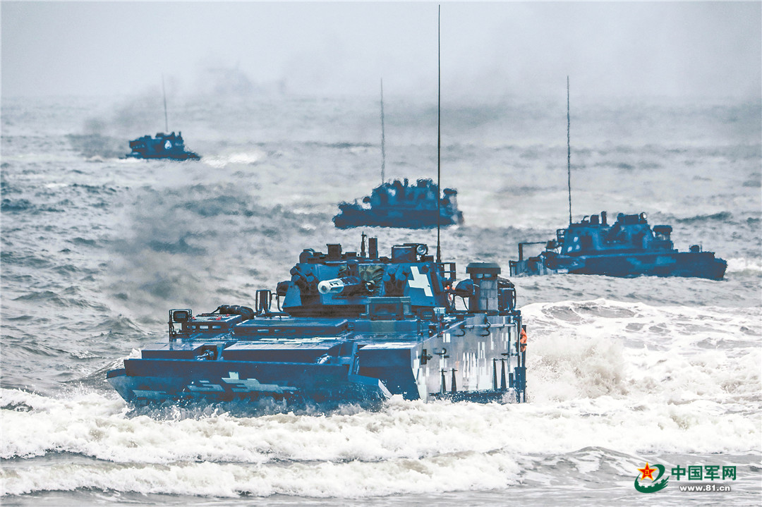 铁甲蹈浪！直击海军陆战队某旅两栖装甲分队海上训练