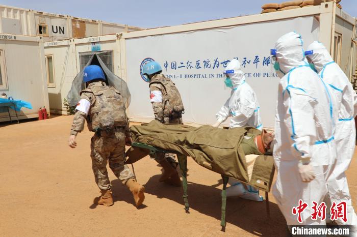 中国第九批赴马里维和医疗分队与外军联合开展“捍卫和平”国际救援演习