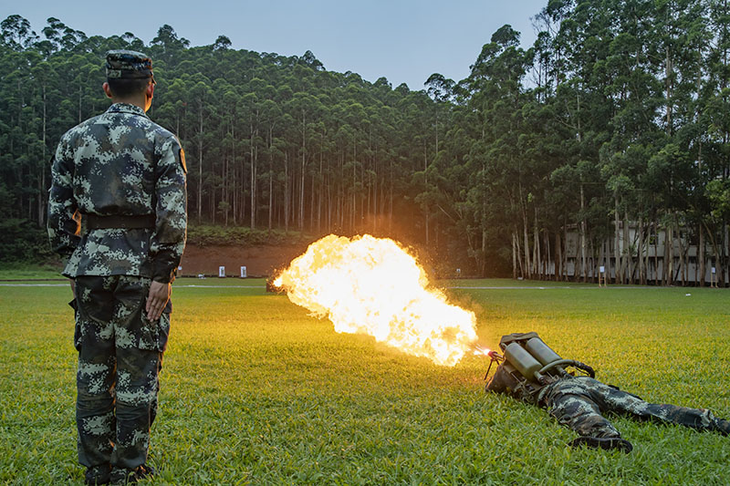 广西南宁：武警防化兵开展喷火器实喷训练