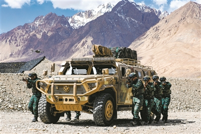 武警新疆总队某支队组织人车协同训练