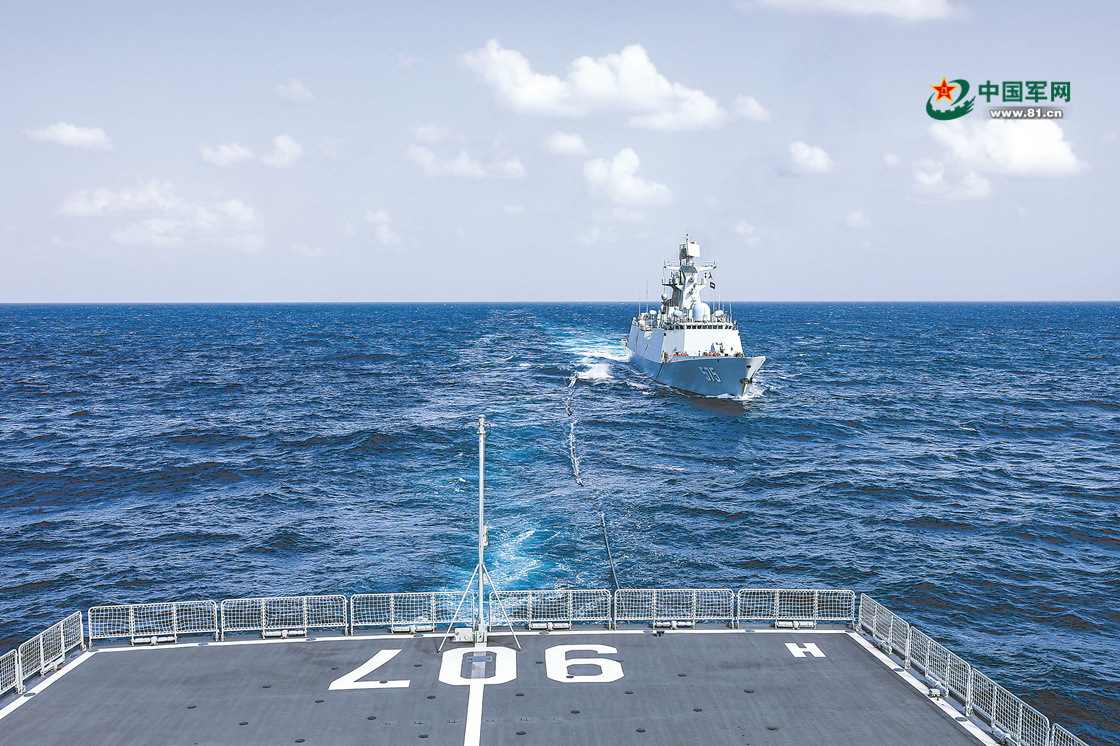 中国海军第40批护航编队在亚丁湾海域进行海上补给