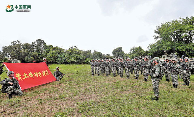 香江之畔，这支英雄连队的官兵始终铁心向党沙场称雄