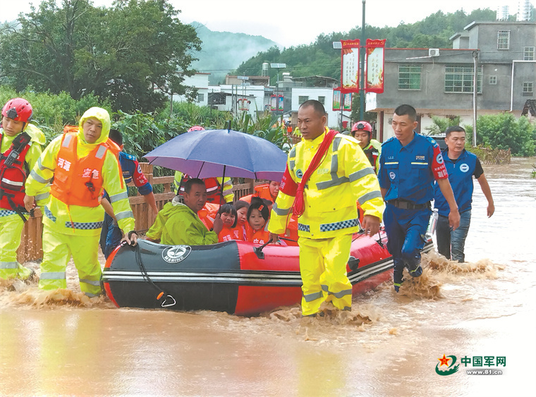 廣東省部分人武部組織民兵抗洪搶險：“迷彩綠”向險而行