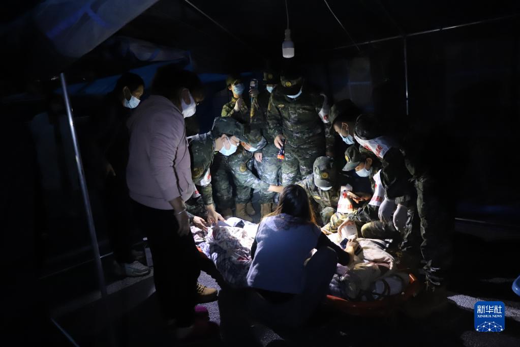 千余名部队救援力量紧急驰援四川泸定地震灾区